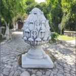 Capitel con de pin cu bază, gri patinat, model T3.