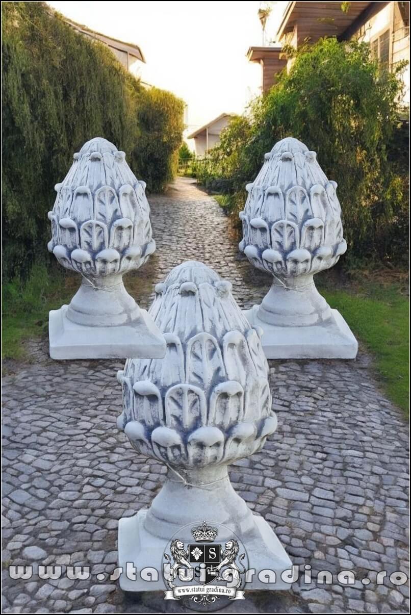 Capitel con de pin cu bază, gri patinat, model T3. (2)