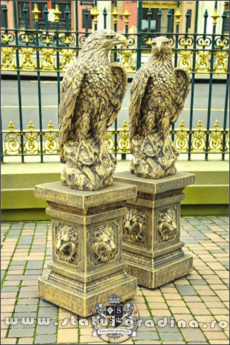 Set 2 statuete vulturi cu socluri, auriu antichizat. (1)