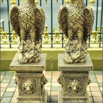 Set 2 statuete vulturi cu socluri, auriu antichizat.