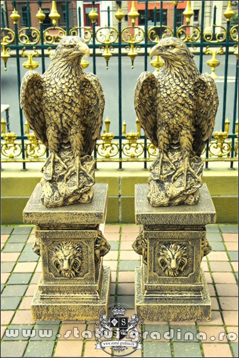 Set 2 statuete vulturi cu socluri, auriu antichizat. (2)