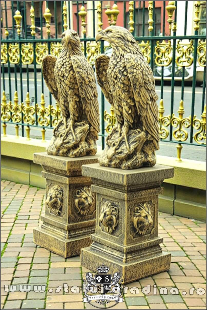 Set 2 statuete vulturi cu socluri, auriu antichizat. (3)