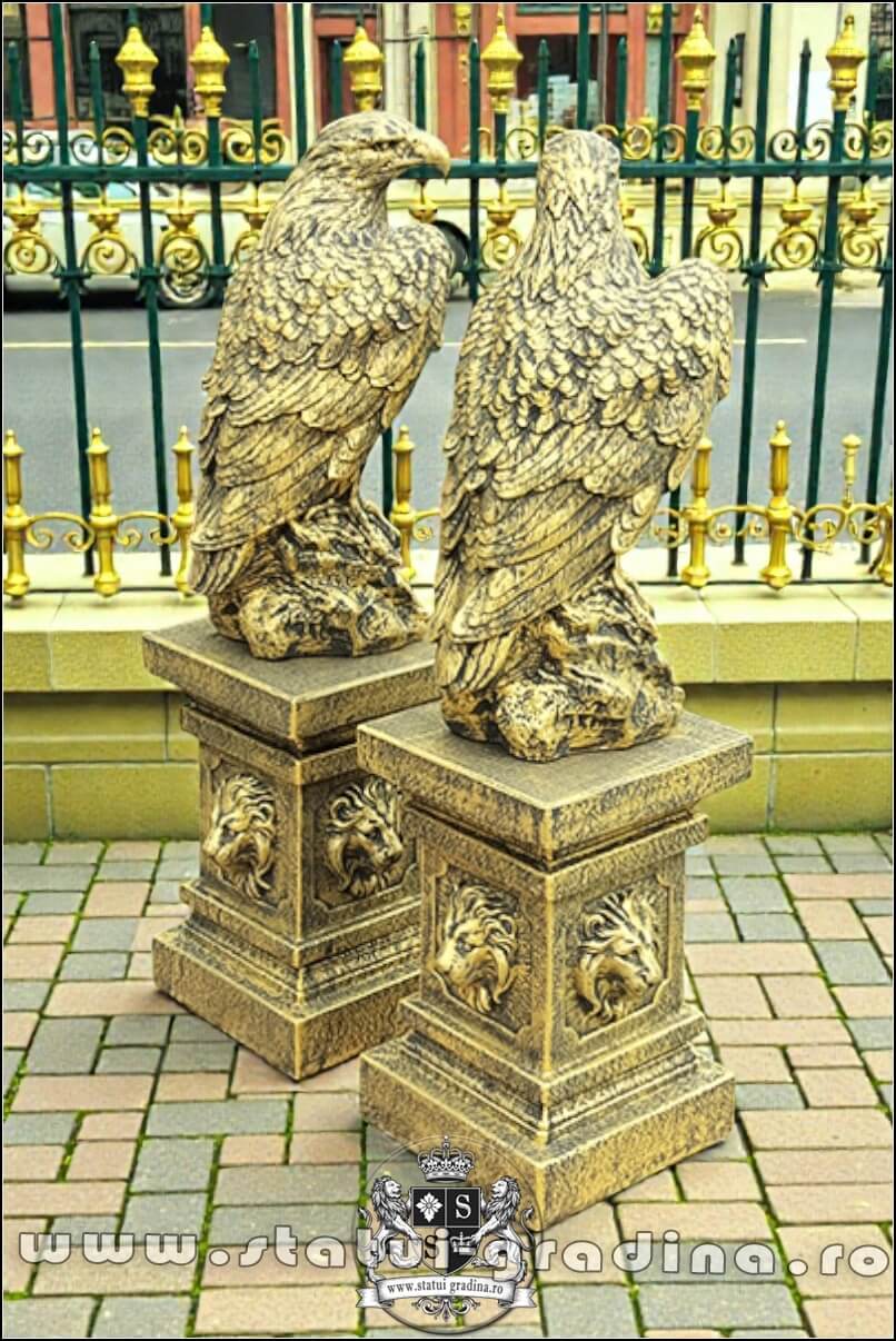 Set 2 statuete vulturi cu socluri, auriu antichizat. (4)