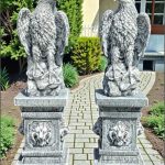 Set 2 statuete vulturi cu socluri, gri antichizat.