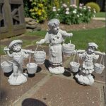 Mama și copii cu găletușe, alb marmorat, model S65.