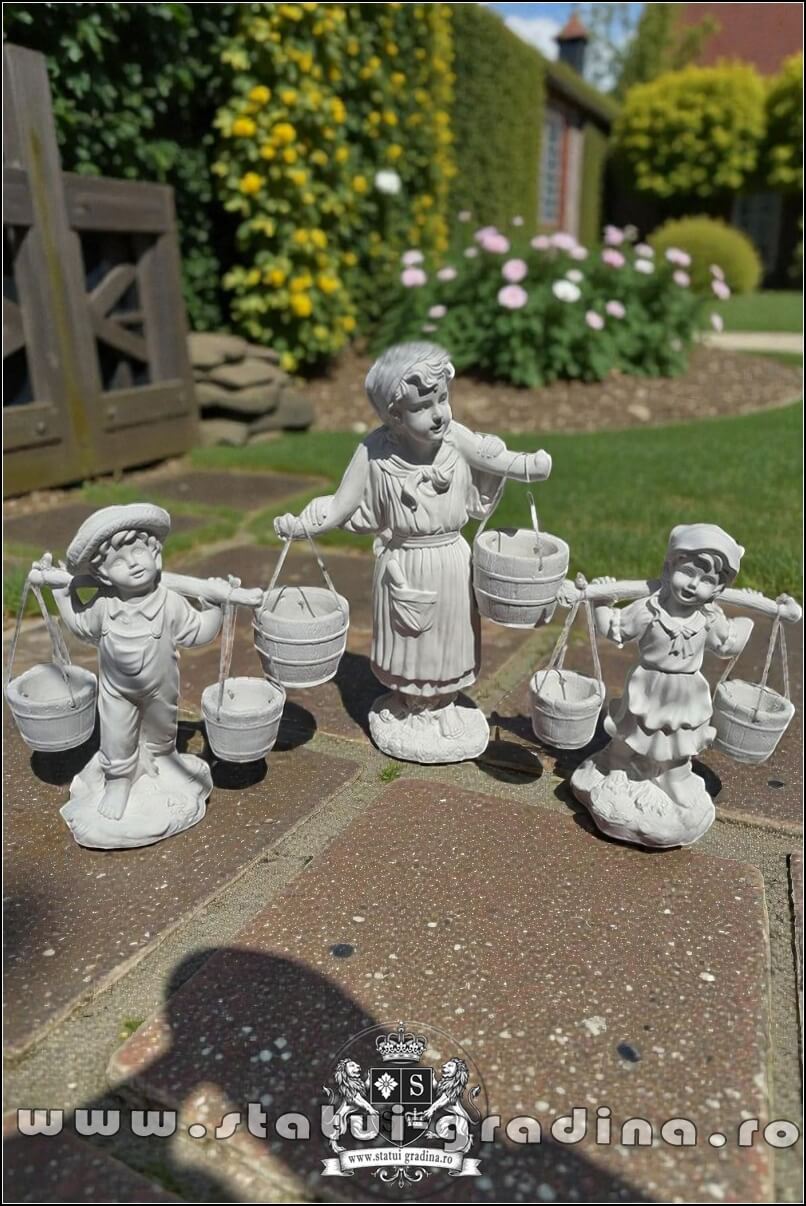 Set 3 statuete, mama și copii cu găletușe, alb marmorat, model S65.(1)