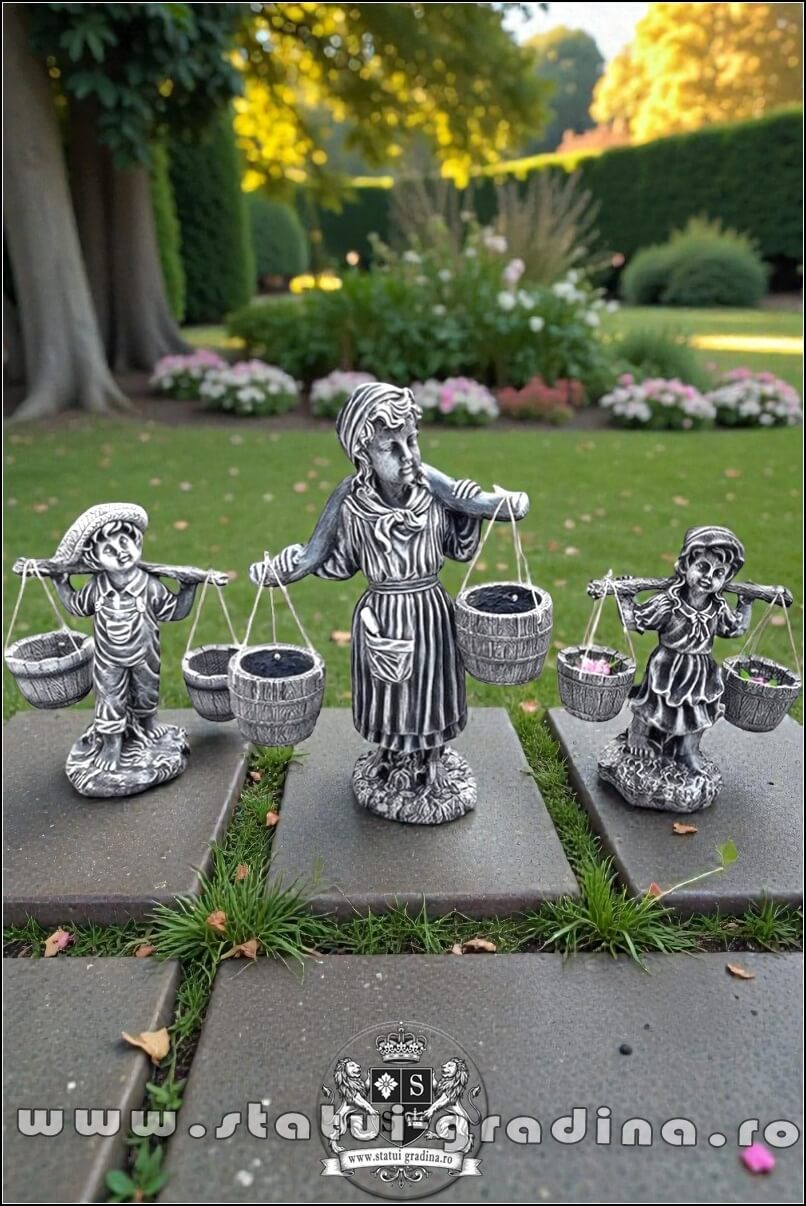 Set 3 statuete, mama și copii cu găletușe, model S65. (1)