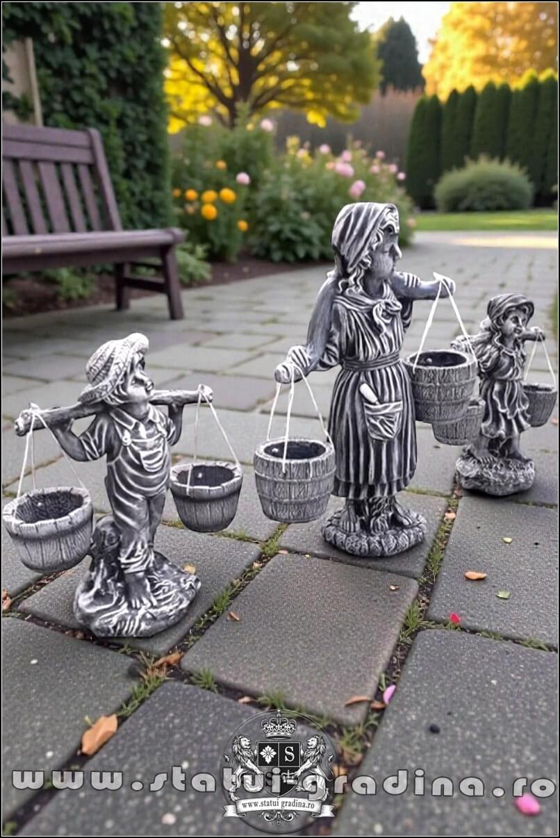 Set 3 statuete, mama și copii cu găletușe, model S65. (2)