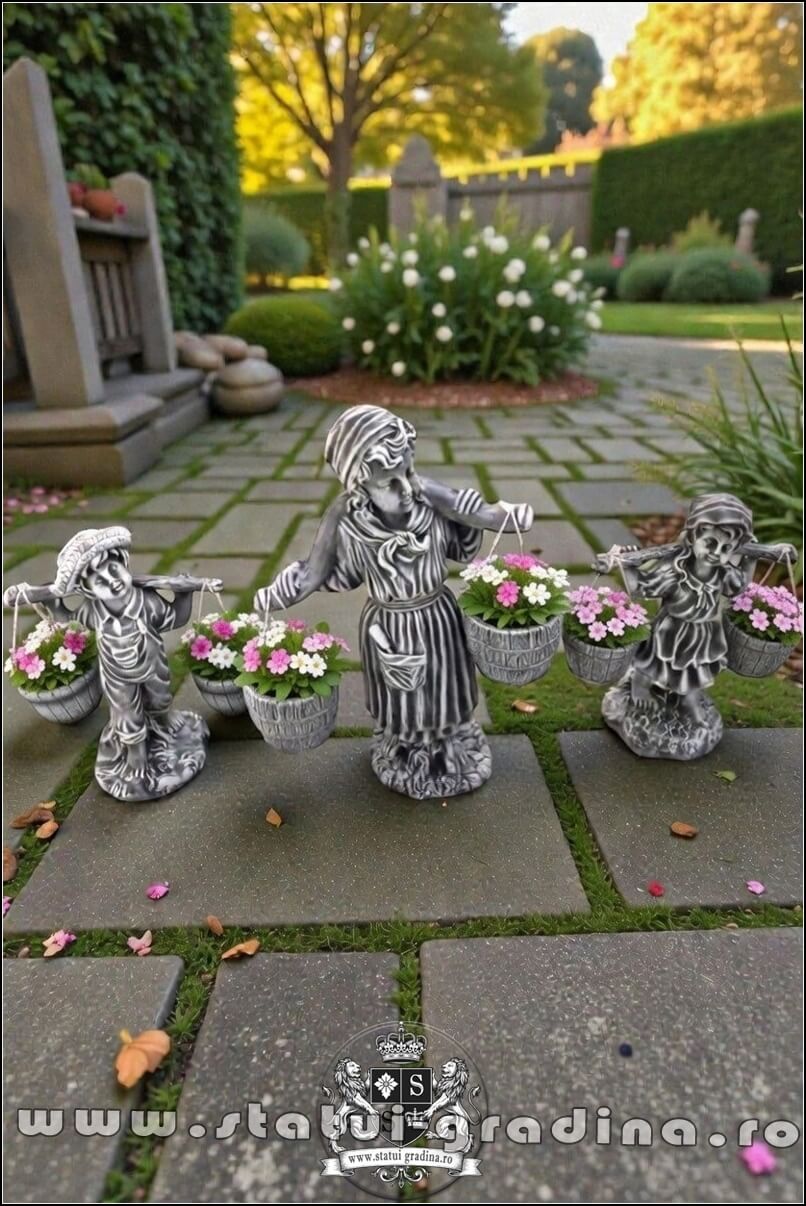 Set 3 statuete, mama și copii cu găletușe, model S65. (3)