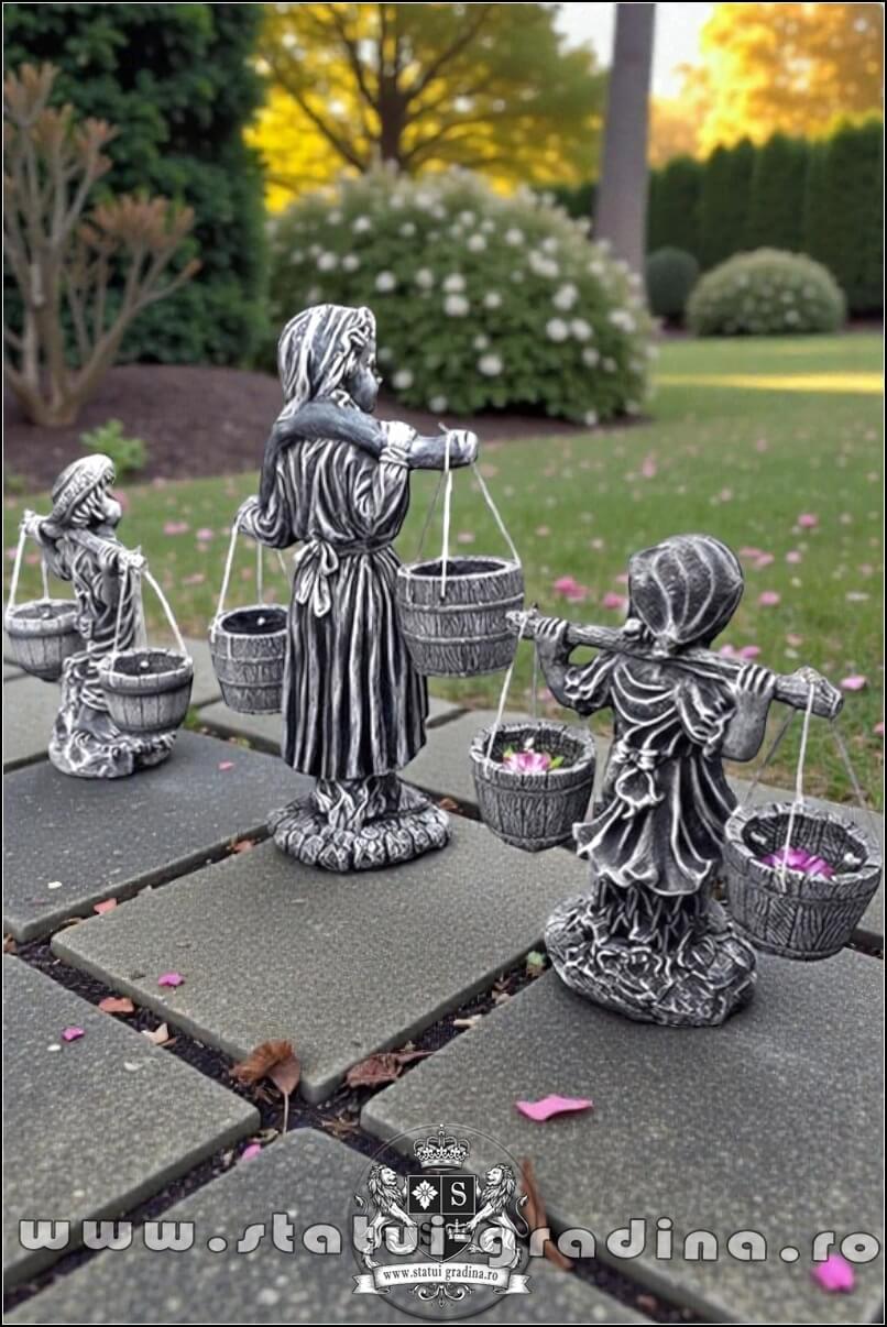 Set 3 statuete, mama și copii cu găletușe, model S65. (4)