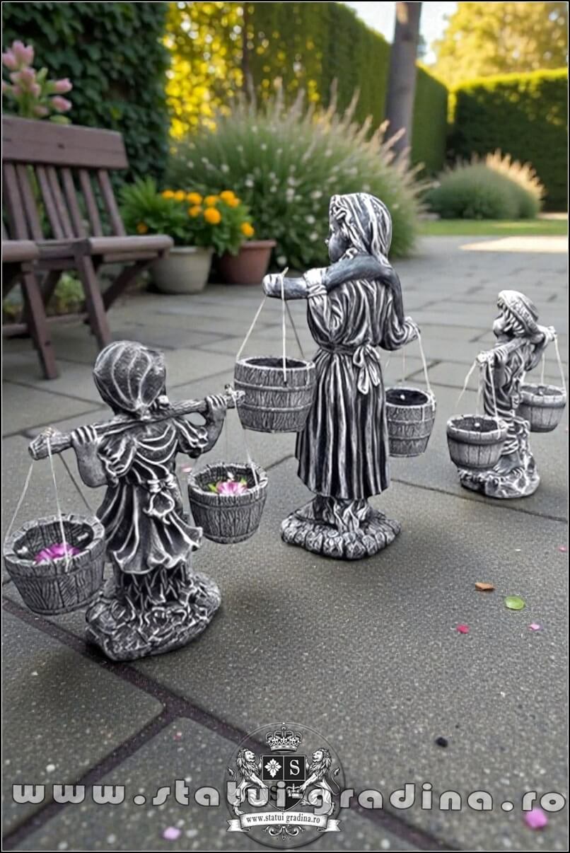 Set 3 statuete, mama și copii cu găletușe, model S65. (5)