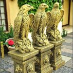 Set 3 statuete vulturi cu socluri, auriu antichizat.