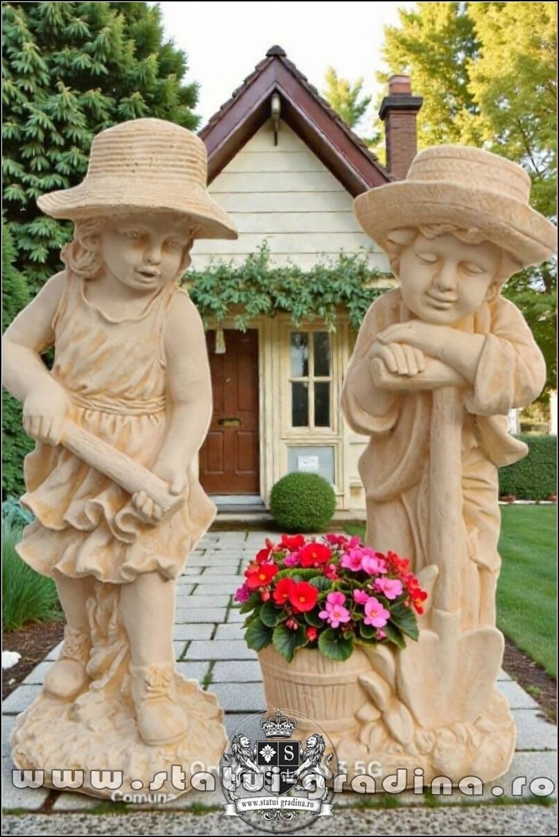 Set două statuete grădinari, galben patinat, model S90. (2)