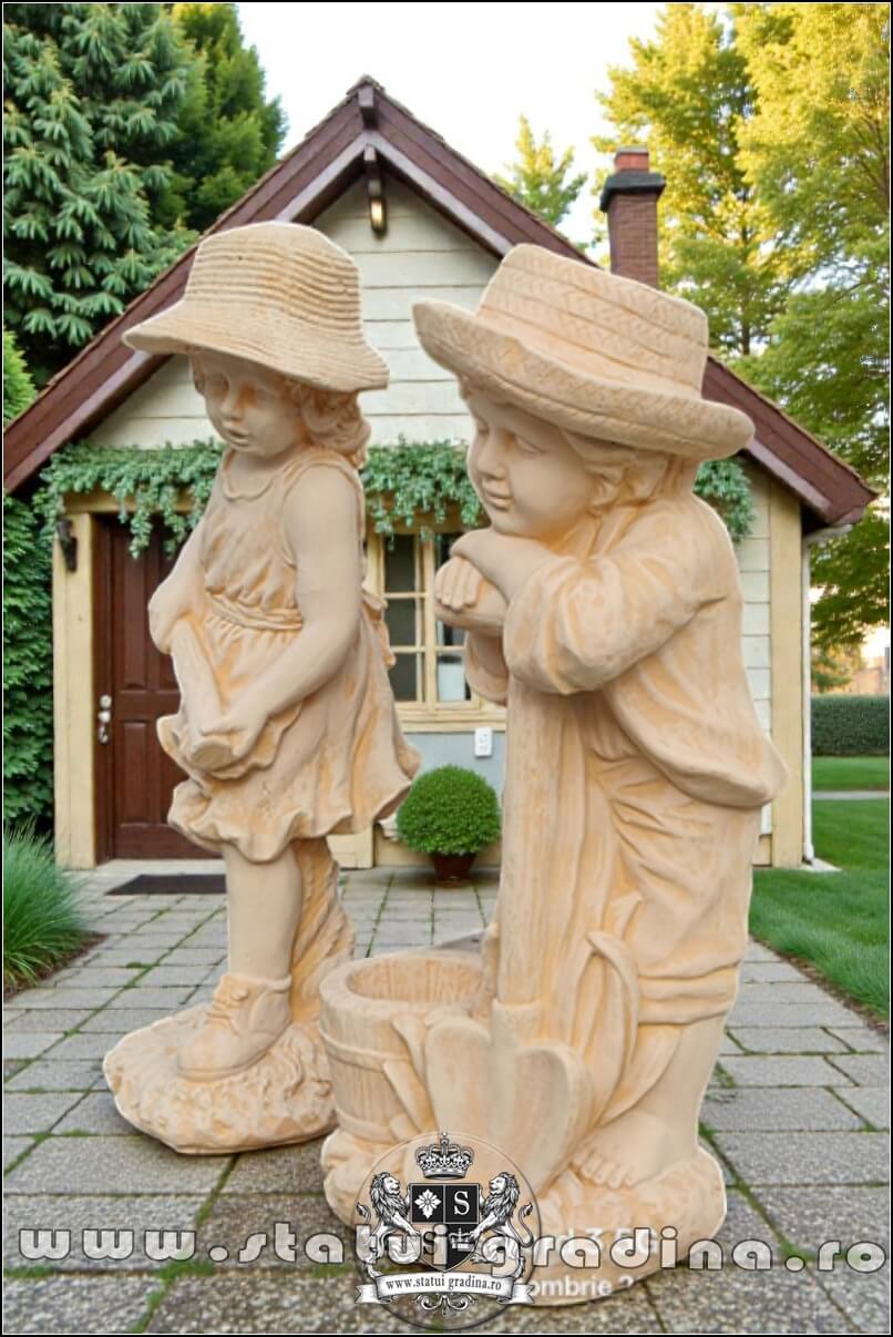 Set două statuete grădinari, galben patinat, model S90. (3)