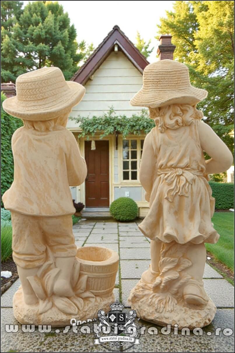 Set două statuete grădinari, galben patinat, model S90. (5)