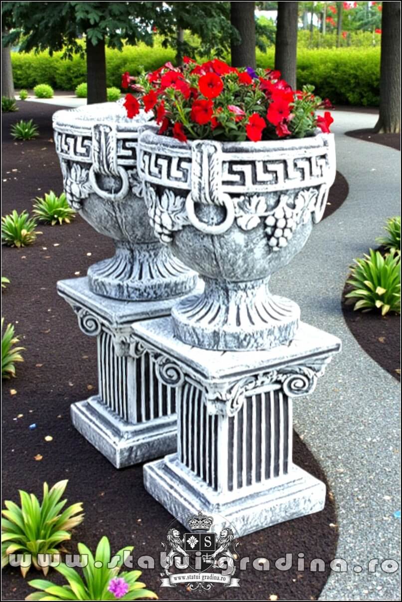 Set socluri cu vaze, gri patinat, model S64-V8. (2)