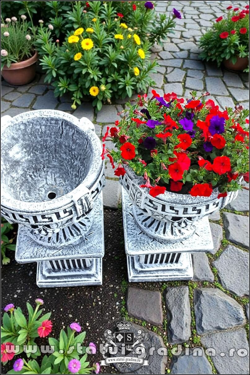 Set socluri cu vaze, gri patinat, model S64-V8. (4)