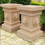 Soclu, stativ, cap de leu, galben patinat, model S84.