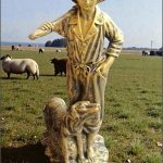 Statuetă ciobănaș cu cățel, auriu patinat, model S73.