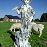 Statuetă ciobănaș cu cățel, gri patinat, model S73.