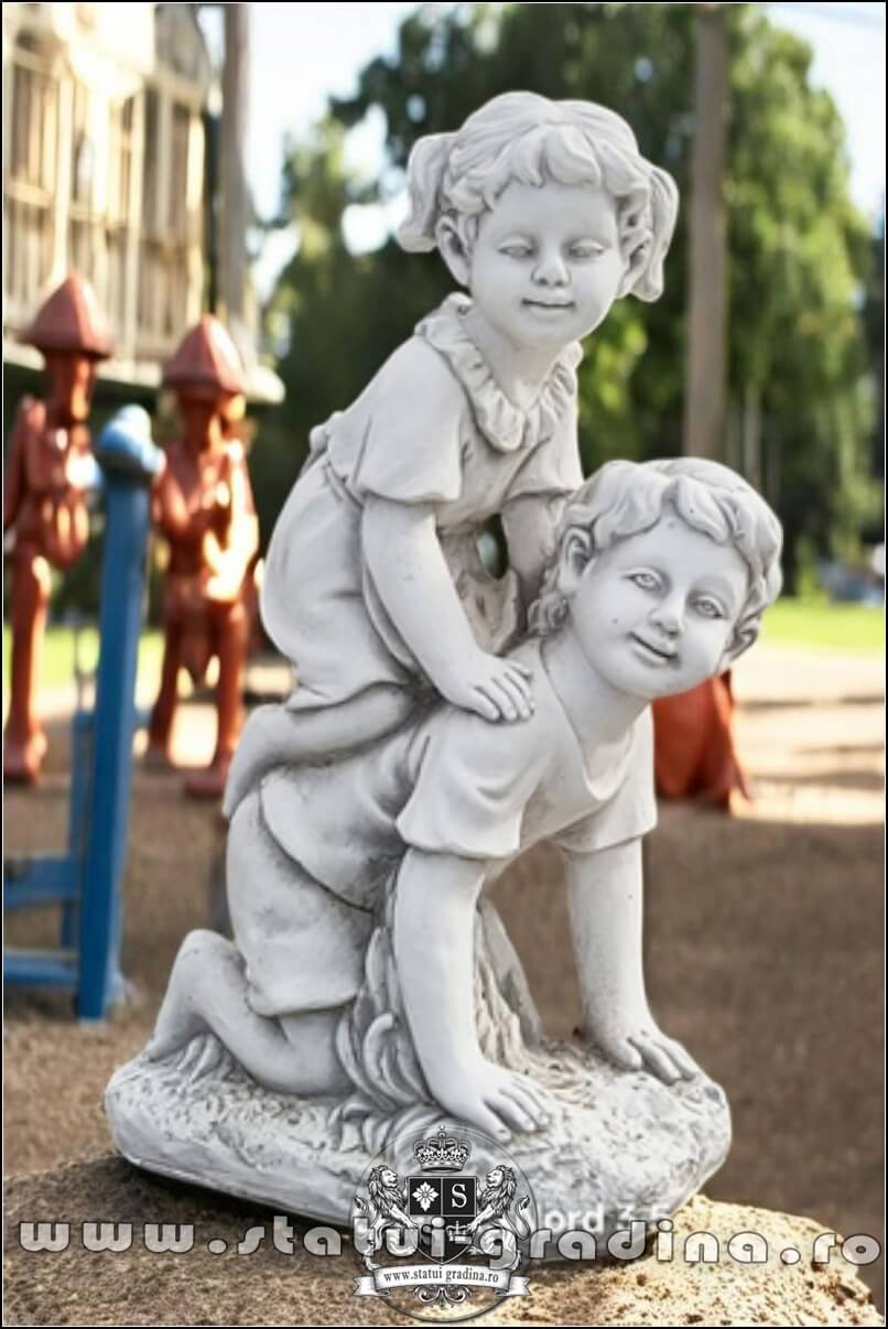 Statuetă copii la joacă, gri antichizat, model S99. (1)