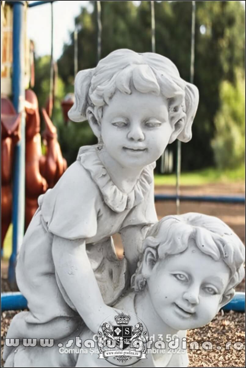 Statuetă copii la joacă, gri antichizat, model S99. (2)