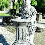 Statuetă copil la cișmea, gri patinat, model S93.