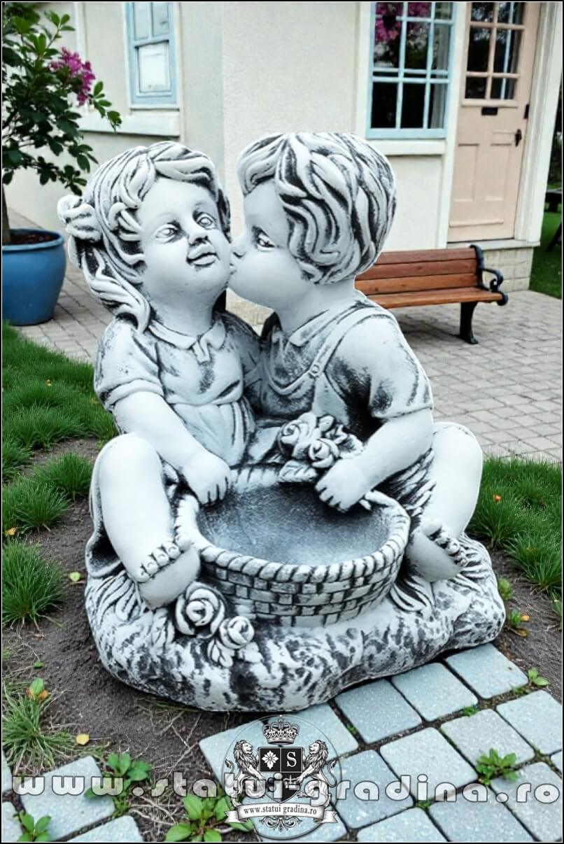 Statuetă copilași, gri patinat, model S87. (1)