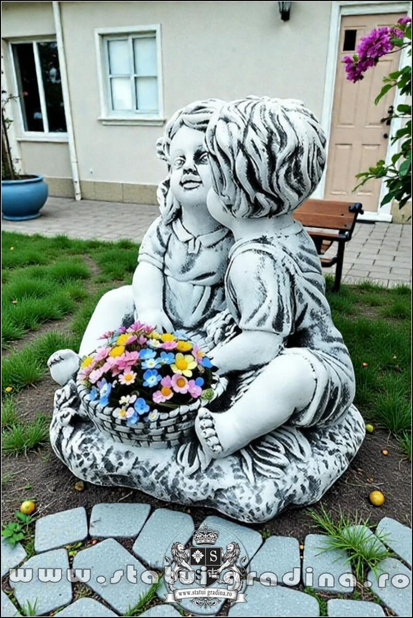 Statuetă copilași, gri patinat, model S87. (3)