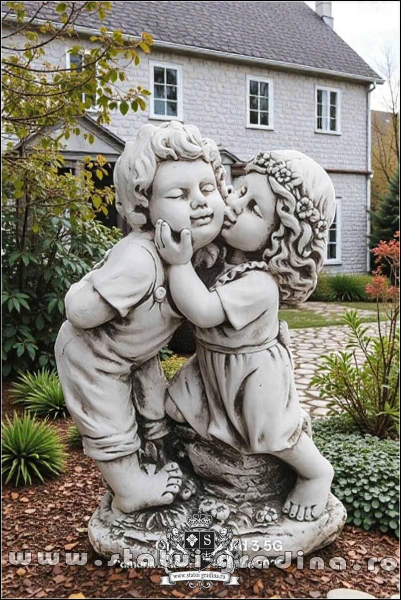 Statuetă copilași sărutându-se, gri antichizat, model S113. (1)