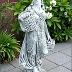 Statuetă domnița cu coșulețe, gri patinat, model S67.