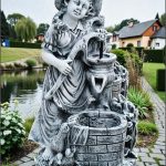 Statuetă țărăncuța la pompă, gri patinat, model S105.