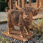 Statuetă văcuță Highland, maro patinat, model S106.