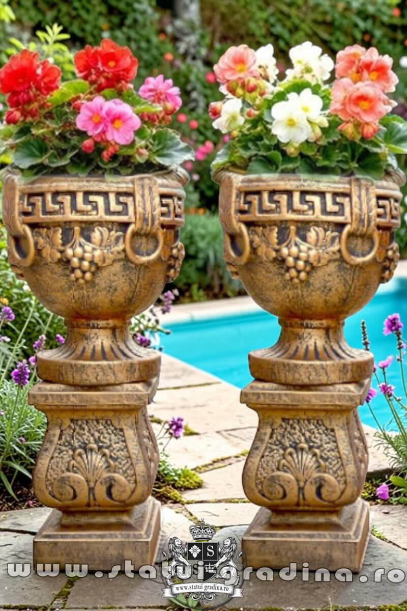 Set socluri cu vaze, arămiu patinat, model S27-V8. (1)