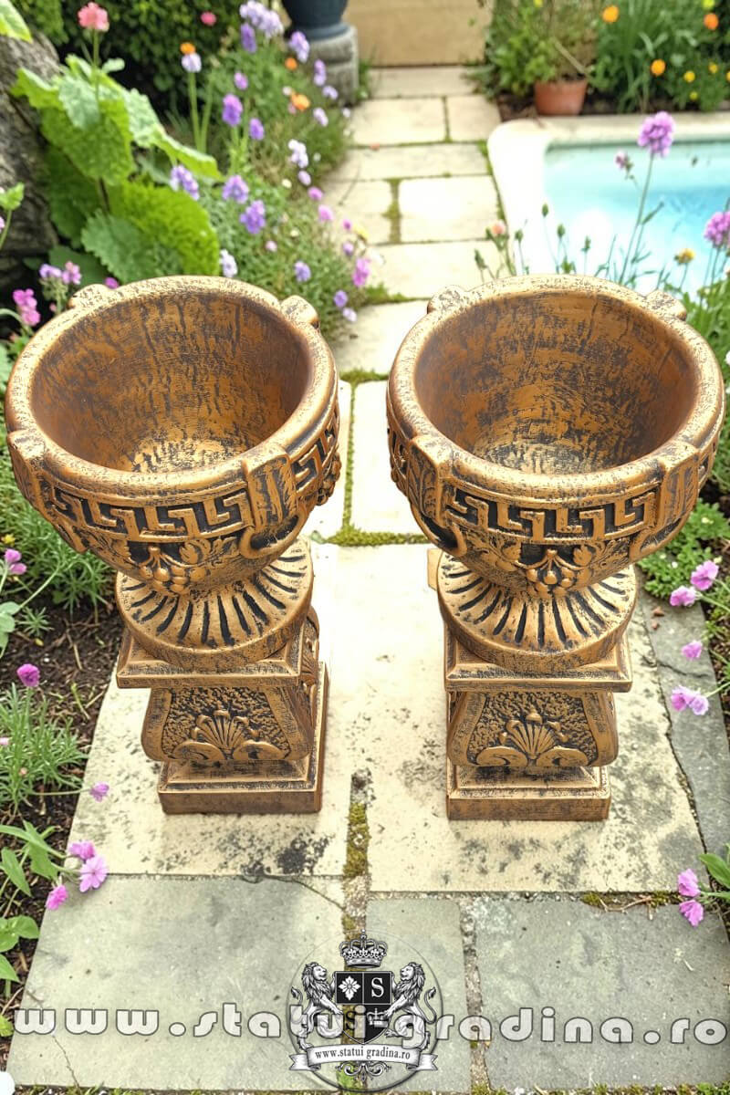 Set socluri cu vaze, arămiu patinat, model S27-V8. (4)