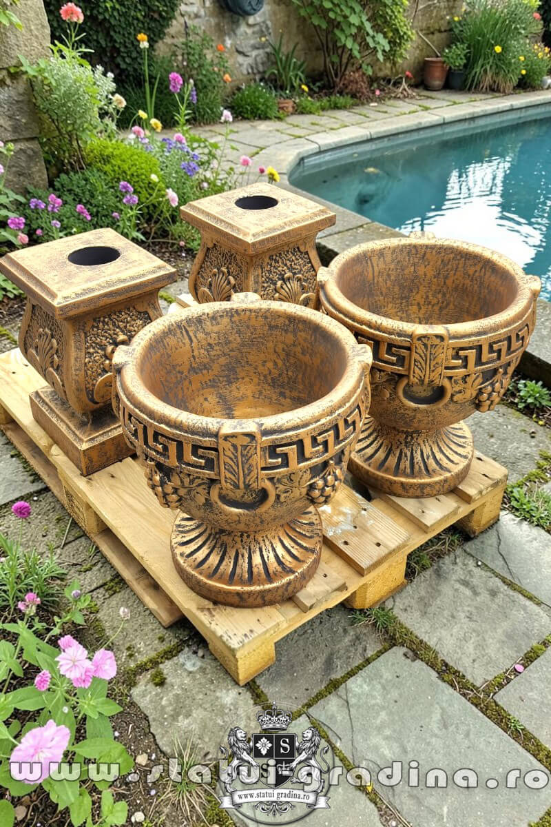 Set socluri cu vaze, arămiu patinat, model S27-V8. (5)
