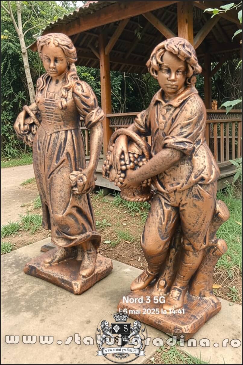 Set statuete băiat și fată, arămiu patinat, model S43. (3)