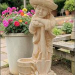 Statuetă băiat cu hârleț, galben patinat, model S60.