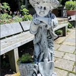 Statuetă băiat cu hârleț, gri patinat, model S60.