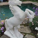 Statuetă căluț mediu, alb marmorat, model S37.