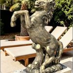 Statuetă căluț mediu, auriu patinat, model S37.