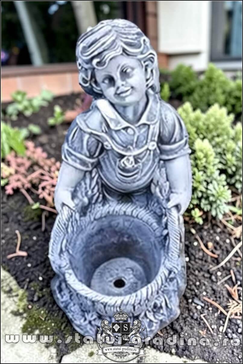 Statuetă copil cu ghiveci, gri patinat, model S36. (1)