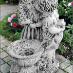 Statuetă copilași cu vază, gri patinat, model S45.