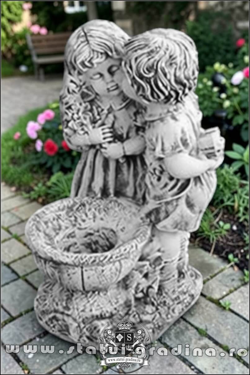 Statuetă copilași cu vază, gri patinat, model S45. (1)