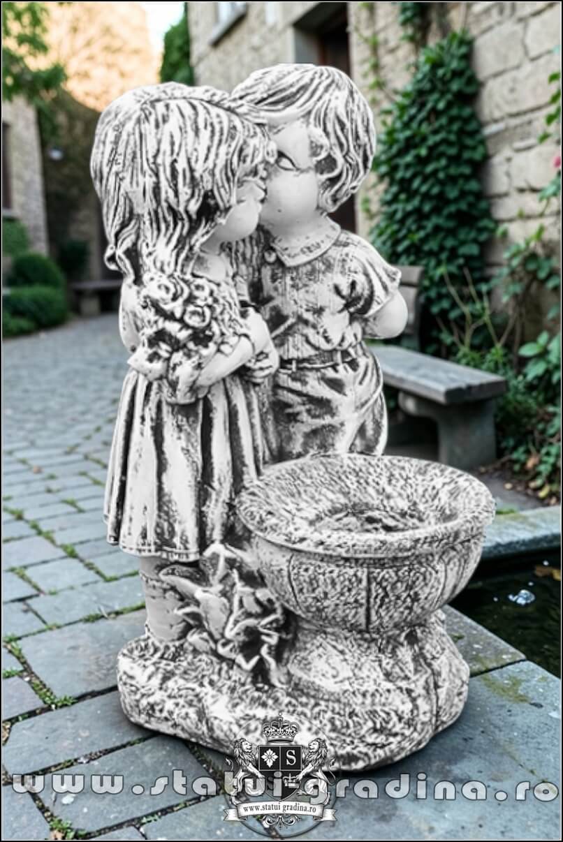 Statuetă copilași cu vază, gri patinat, model S45. (2)