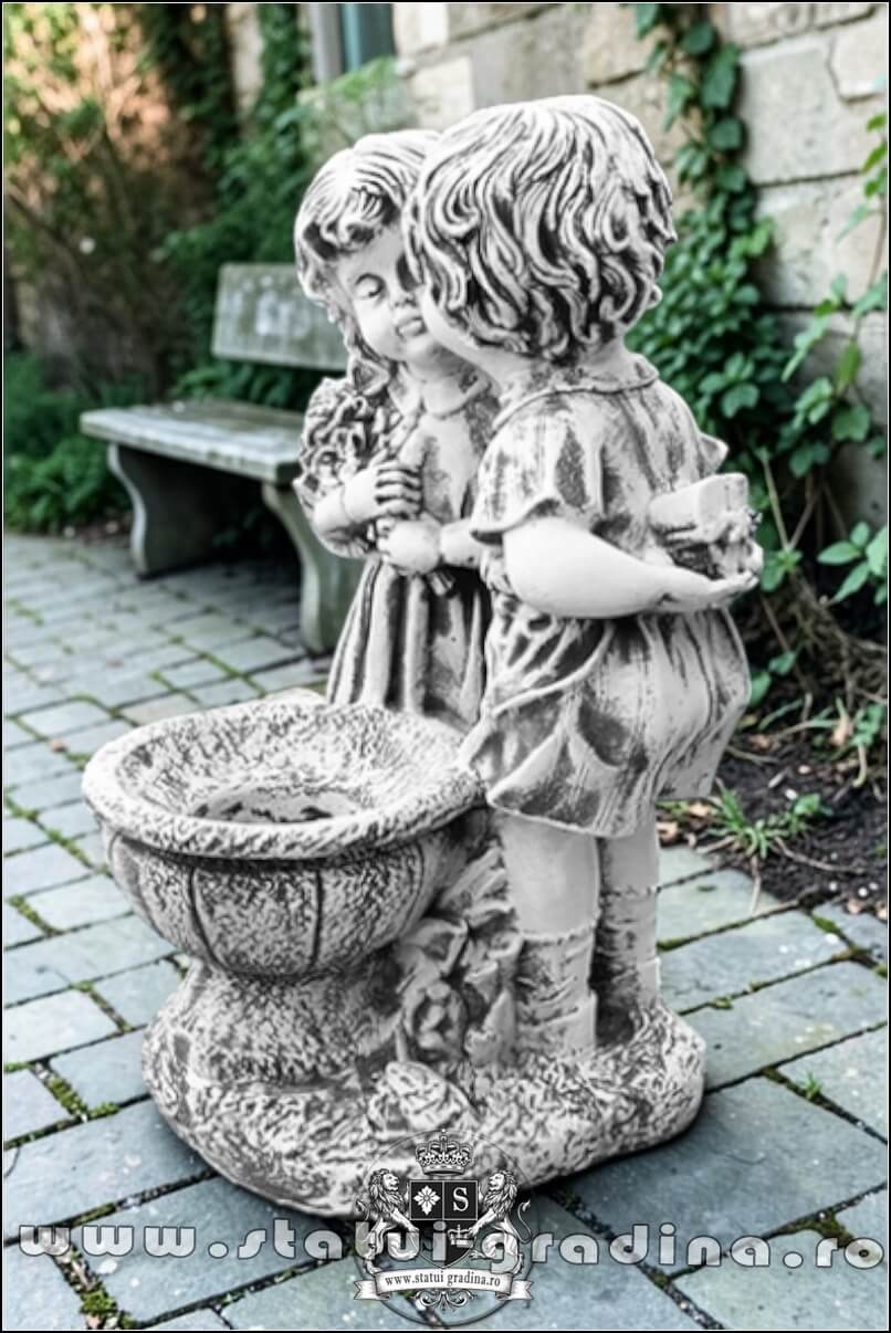 Statuetă copilași cu vază, gri patinat, model S45. (3)