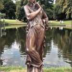 Statuetă domnița cu coroniță, arămiu patinat, model S44.