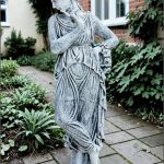 Statuetă domnița cu coroniță, gri patinat, model S44.