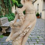 Statuetă domnița cu flori, galben antichizat, model S50.