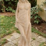 Statuetă domnița erotică, galben patinat, model S30.